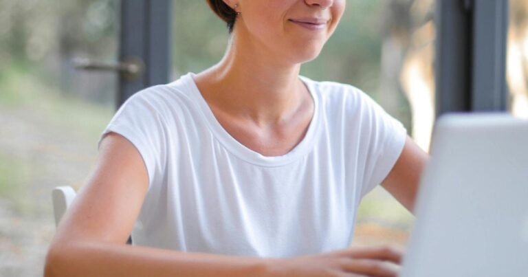 As melhores camisetas brancas femininas opacas para o trabalho