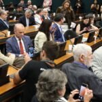 Oposição pede vista e votação da PEC que derruba escala 6x1 é adiada