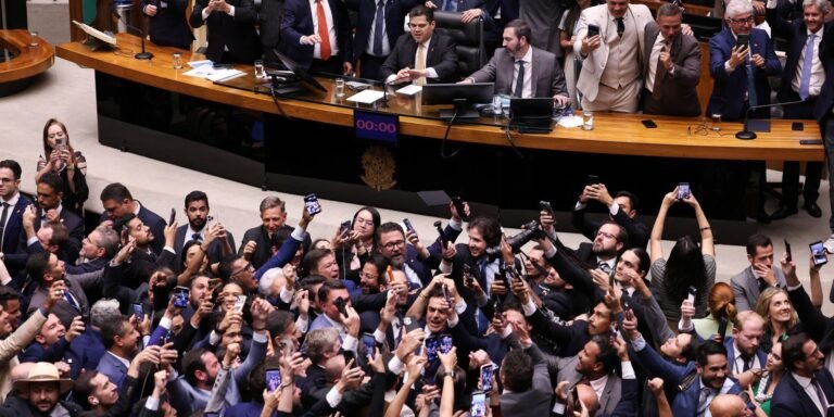 Congresso derruba parte de veto do presidente Lula ao PL da Dosimetria