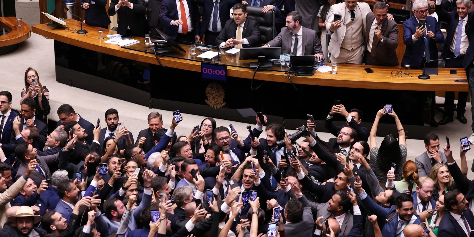 Congresso derruba parte de veto do presidente Lula ao PL da Dosimetria