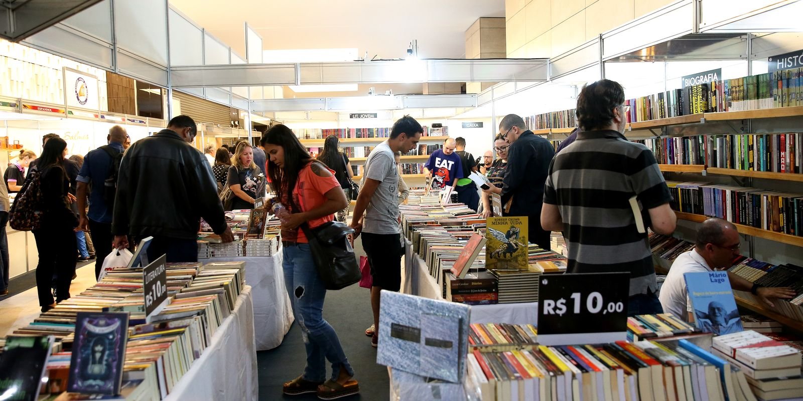 Cresce número de consumidores de livros em 2025 no Brasil