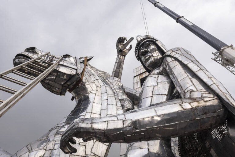 São Jorge gigante é instalado na Neo Química Arena – 01/04/2026 – Cotidiano