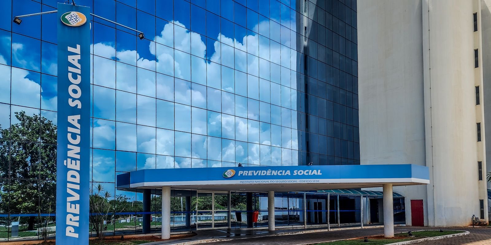 INSS começa a pagar 13º salário de aposentados e pensionistas