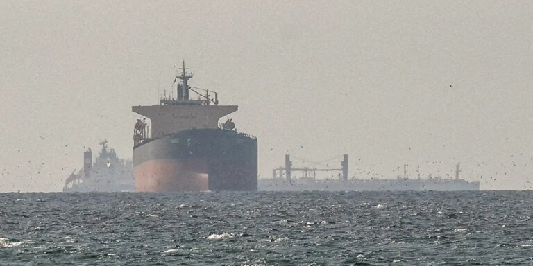 Saída dos Emirados Árabes da Opep provoca nova alta do petróleo