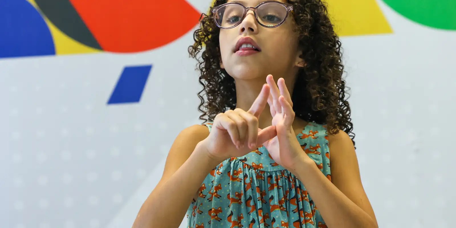 Uso da Libras nas escolas transforma rotina dos alunos surdos; ouça