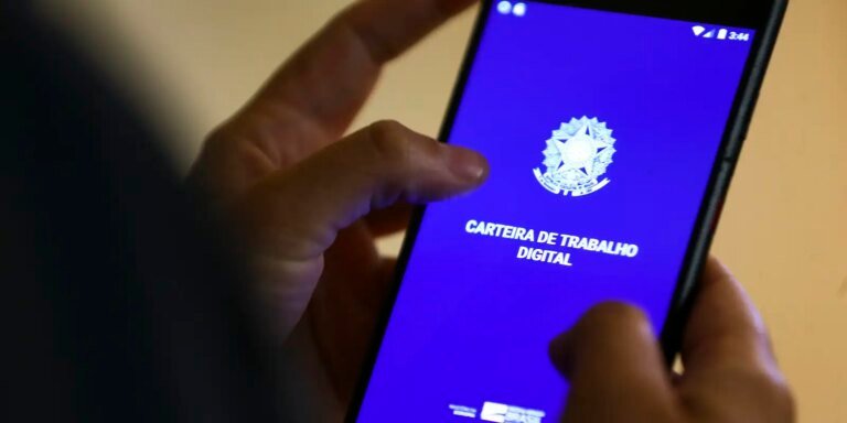 Estabilidade e direitos: brasileiros preferem ter a carteira assinada