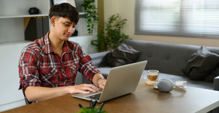 Geração Z prioriza home office e Millennials valorizam mais o dinheiro, revela pesquisa