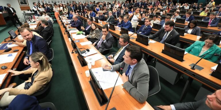 CCJ da Câmara aprova parecer favorável à PEC do fim da escala 6x1