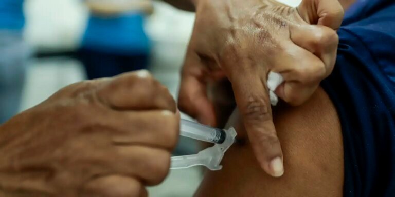 Mais de 2 milhões de pessoas já se vacinaram contra a gripe