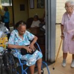 Geração sanduíche: adultos cuidam de filhos e idosos