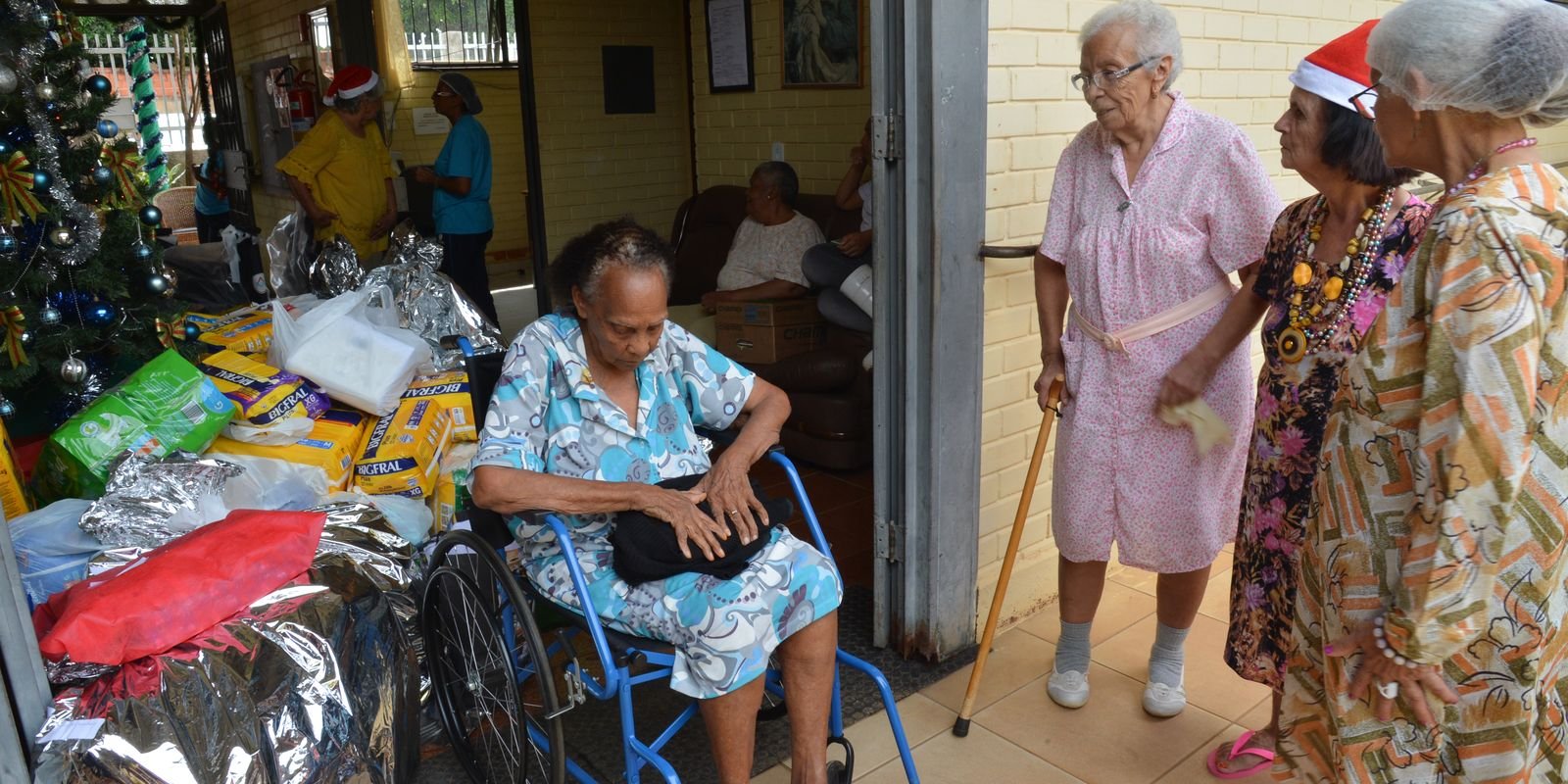 Geração sanduíche: adultos cuidam de filhos e idosos