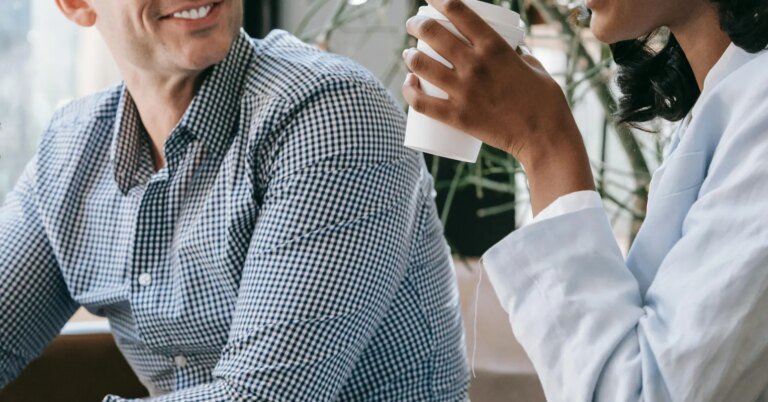 Tenha uma conversa que você acha que será chata – não, sério