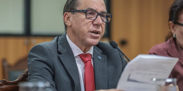 Brasil cria 255 mil vagas formais de emprego em fevereiro