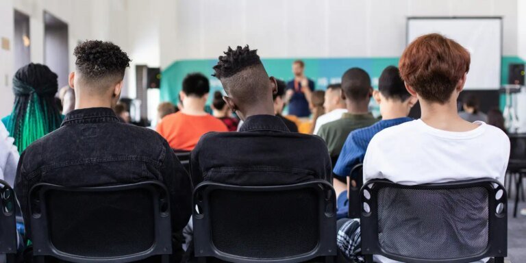 Pé-de-Meia diminuiu abandono escolar no ensino médio, diz governo
