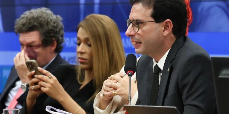 Relatório de PEC prevê fim da escala 6x1 60 dias após promulgação