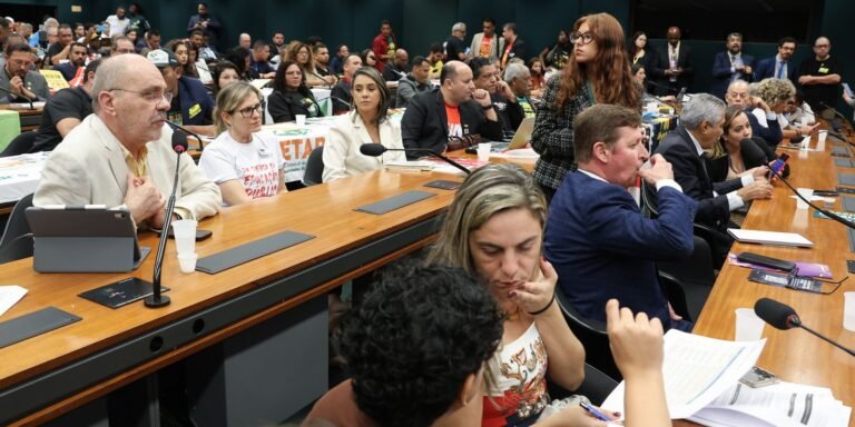 Movimentos sociais e entidades defendem fim da escala 6x1 na Câmara