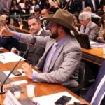 Deputados que ocuparam mesa da Câmara têm mandato suspenso por 60 dias