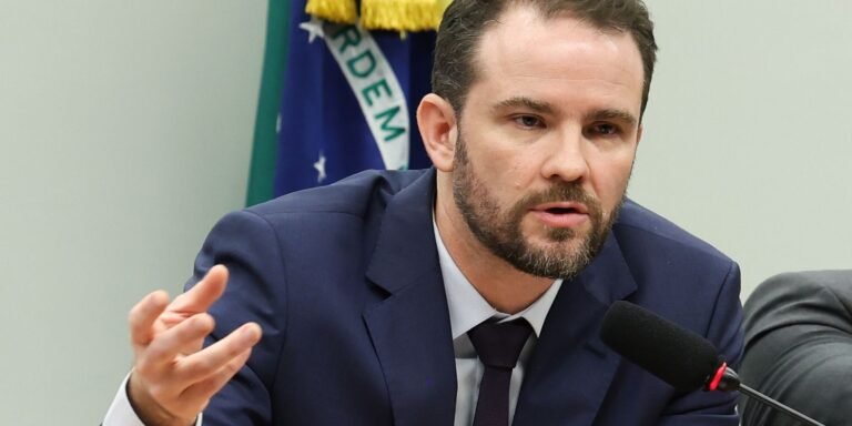 Ministro da Fazenda defende na Câmara fim da escala 6×1