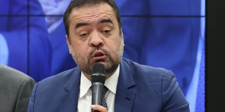Cláudio Castro é suspeito de favorecer e proteger interesses da Refit