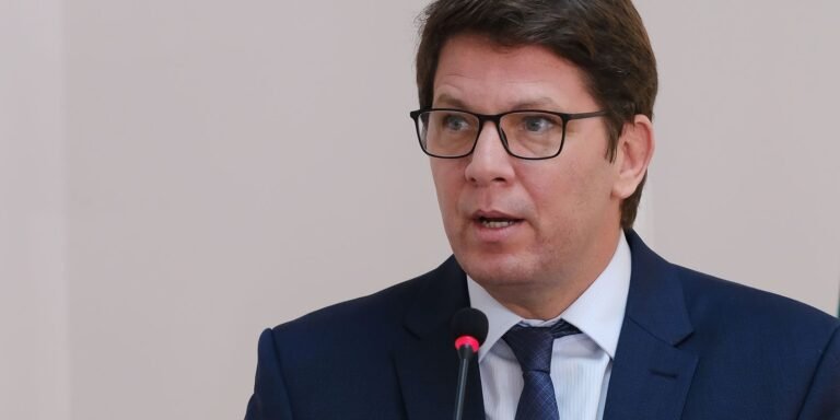 Dino dá prazo para Câmara explicar viagem internacional de Mário Frias