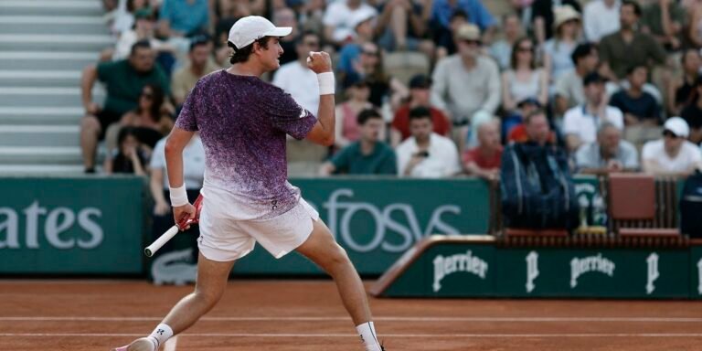 Tenista João Fonseca faz história e elimina Djokovic em Roland Garros