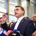 Flávio Bolsonaro confirma visita a Vorcaro durante prisão domiciliar