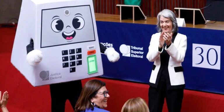 Urna eletrônica "acabou com a fraude eleitoral”, diz Cármen Lúcia