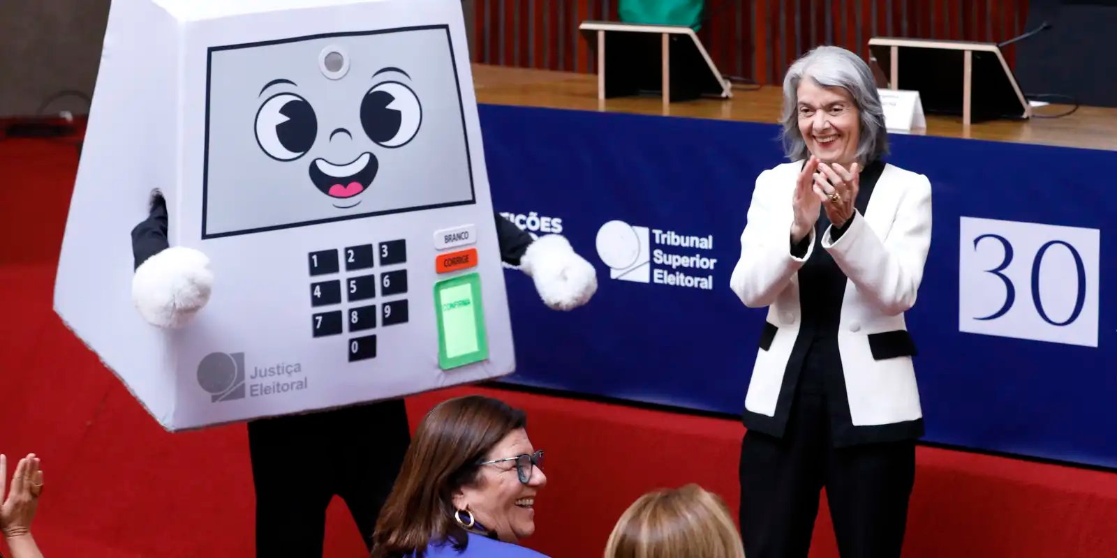 Urna eletrônica "acabou com a fraude eleitoral”, diz Cármen Lúcia