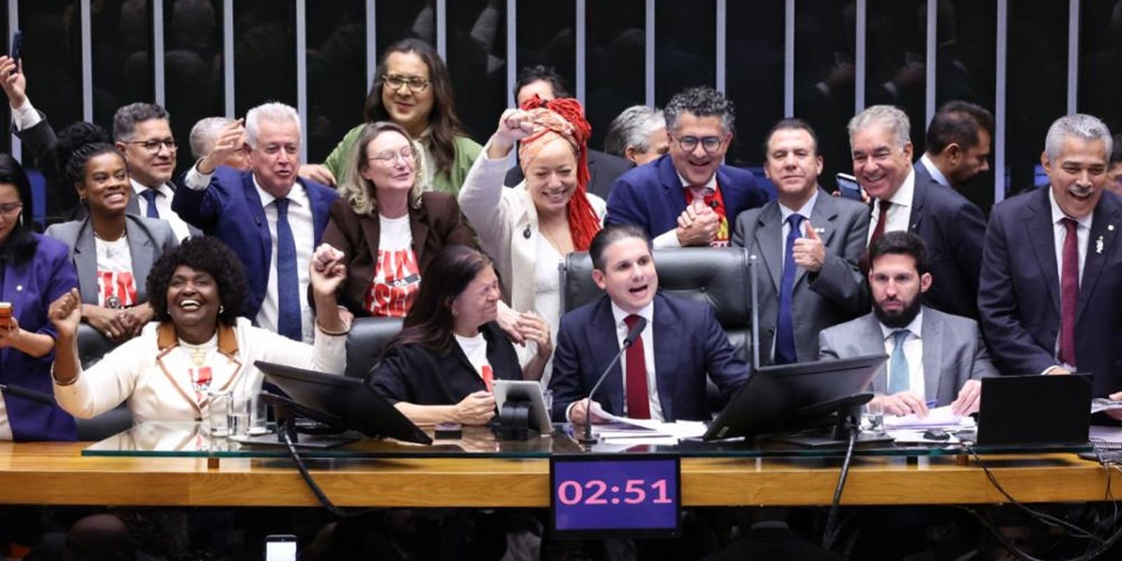 Câmara aprova PEC que acaba com escala 6x1