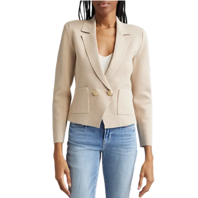 mulher usa blazer suéter trespassado na cor bege