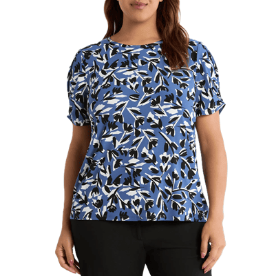 mulher usa camiseta plus size com estampa interessante e mangas tulipa