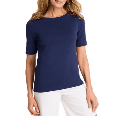 camiseta azul com gola canoa e mangas até o cotovelo