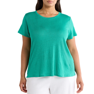 mulher usa camiseta de linho azul-petróleo com calça branca