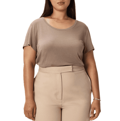 mulher usa camiseta simples plus size acastanhada com calça bege