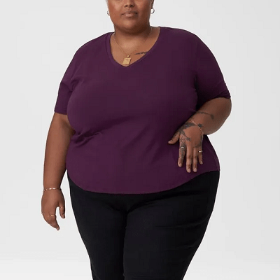 Uma mulher vestindo uma camisa roxa