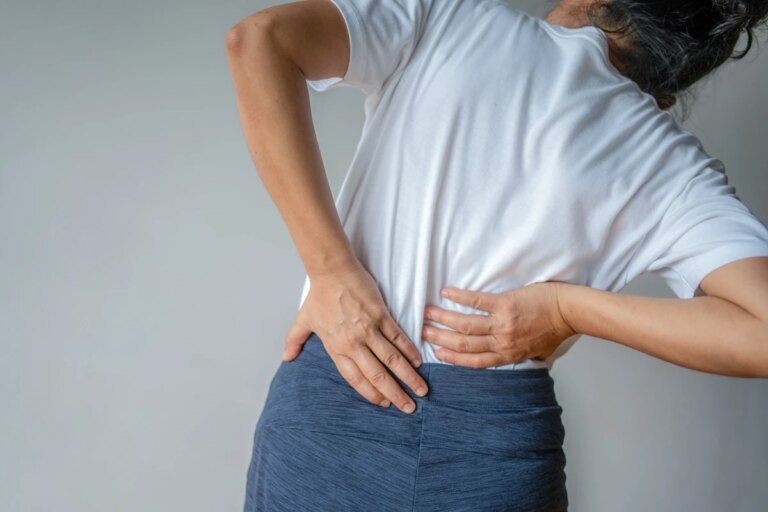 Dor na lombar todo dia? Entenda os sinais que o corpo pode estar dando