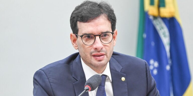 6x1: relator quer jornada ilimitada para quem ganha mais de R$ 16 mil