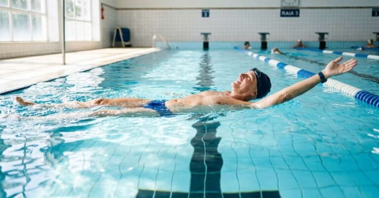 A partir dos 60 anos, o melhor exercício para fortalecer o corpo todo, incluindo os braços e as pernas, é o nado costas.