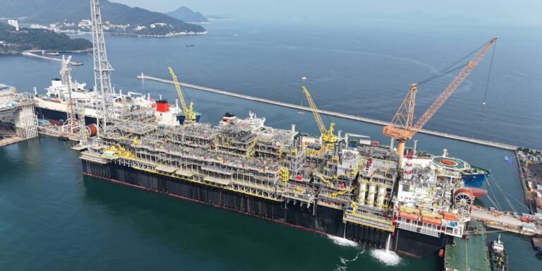 Derivados de petróleo e biocombustíveis puxam produção industrial
