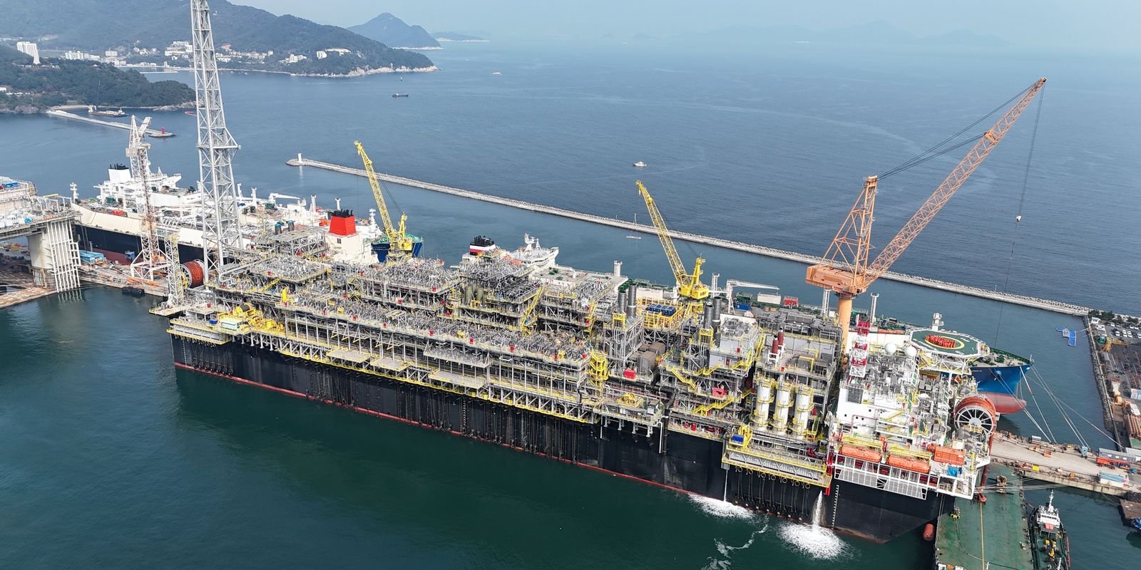 Derivados de petróleo e biocombustíveis puxam produção industrial