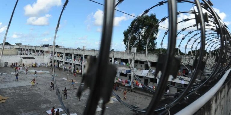 Operação apreende centenas de celulares em presídios estaduais