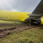 Avião de carga desliza e sai da pista do aeroporto de Salvador