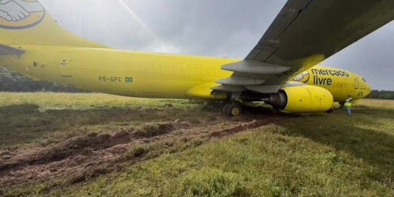 Avião de carga desliza e sai da pista do aeroporto de Salvador