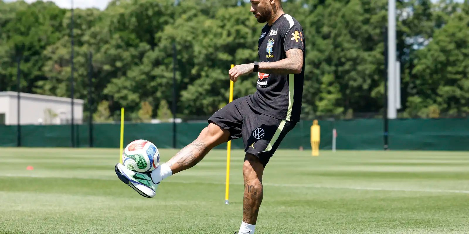 Neymar completa um mês sem jogar e ainda é dúvida contra o Haiti