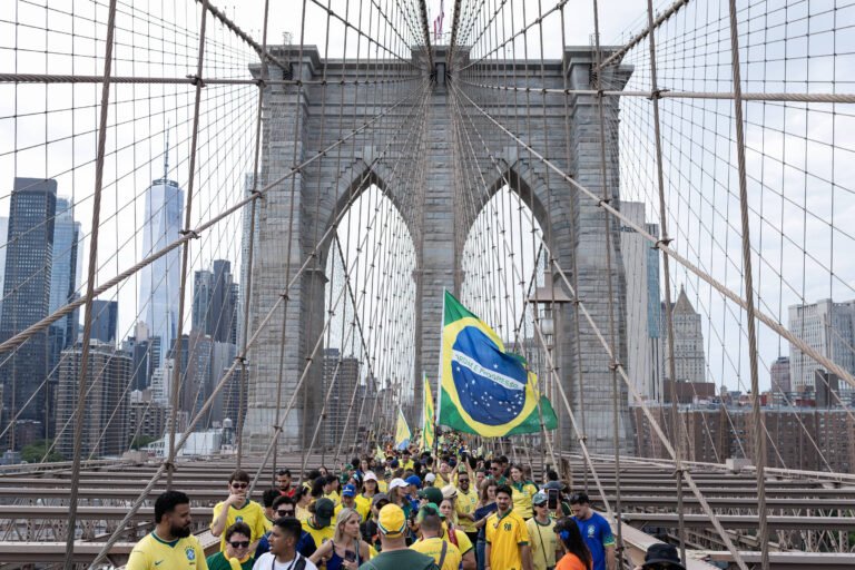 Copa: Brasileiros ocupam Ponte do Brooklyn, em Nova York – 14/06/2026 – Esporte