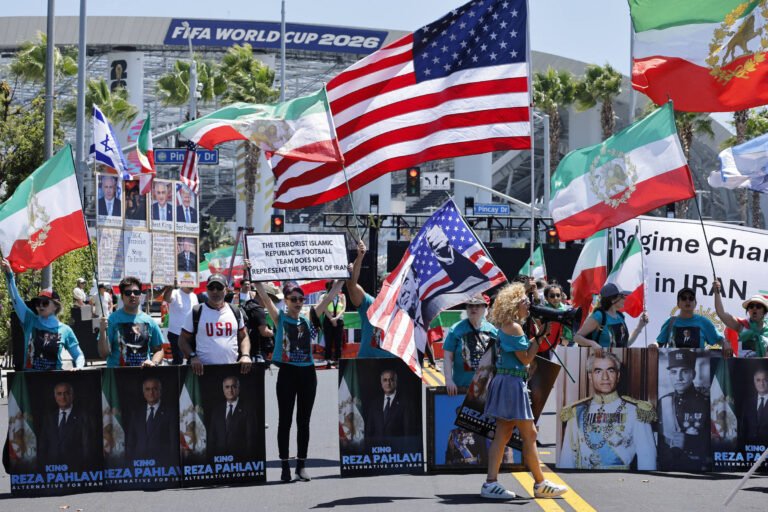 Copa 2026: Iranianos protestam contra seleção do Irã em LA – 15/06/2026 – Esporte