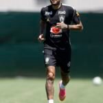Neymar vai a campo em treino, mas faz apenas trabalhos físicos