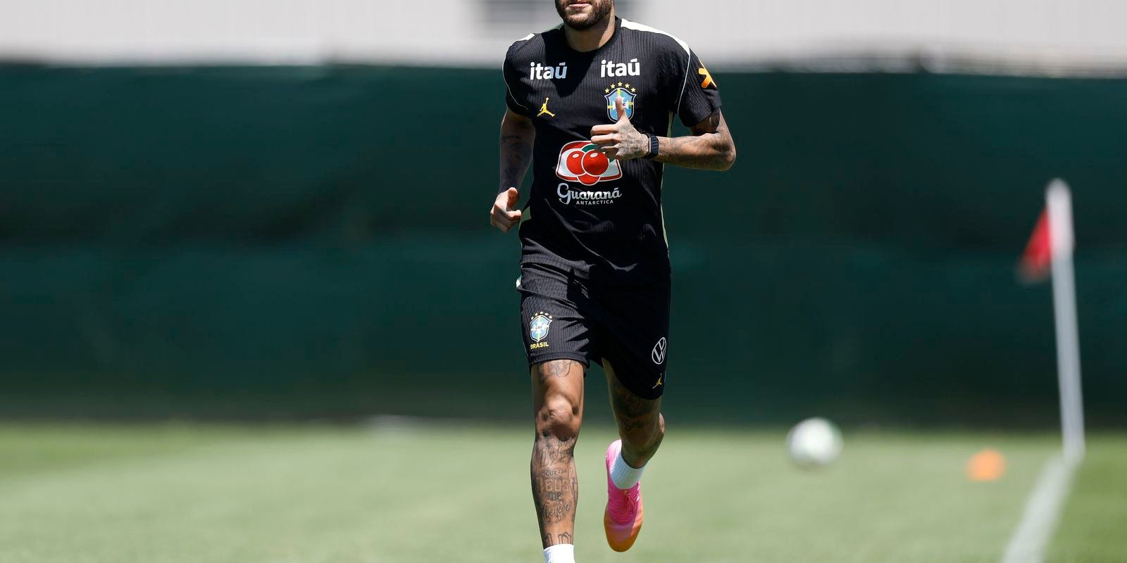 Neymar vai a campo em treino, mas faz apenas trabalhos físicos