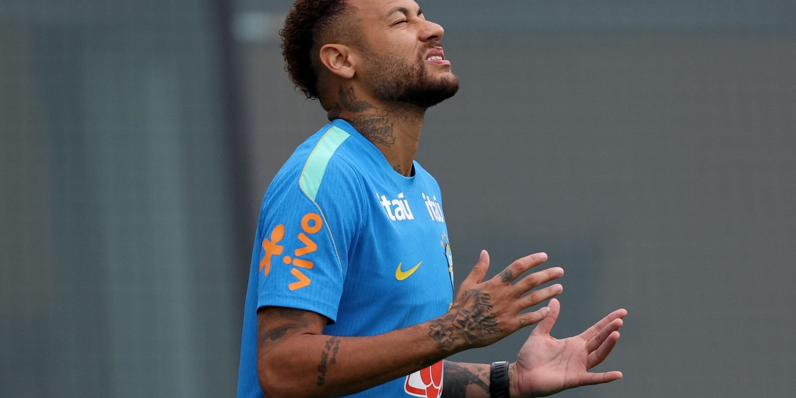 Neymar treina e deve estar à disposição para jogo contra a Escócia