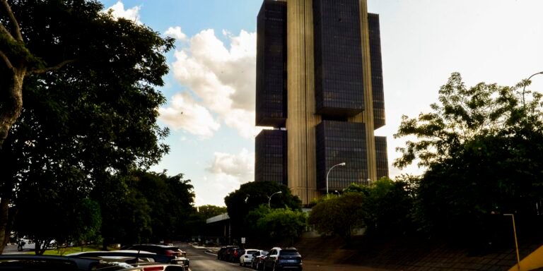 Banco Central reduz taxa básica de juros de 14,5% para 14,25% ao ano